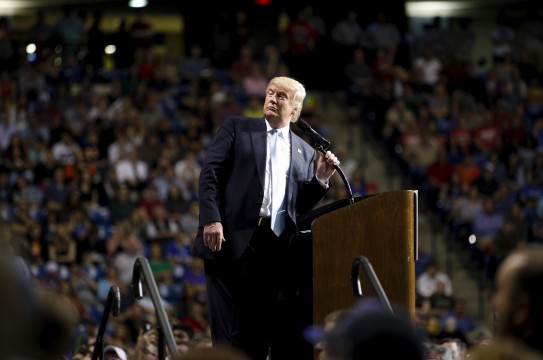 U.S. Republican presidential candidate Donald Trump pauses to look at a demonstrator behind him during a campaign rally in Fayetteville, North Carolina, March 9, 2016. REUTERS/Jonathan Drake